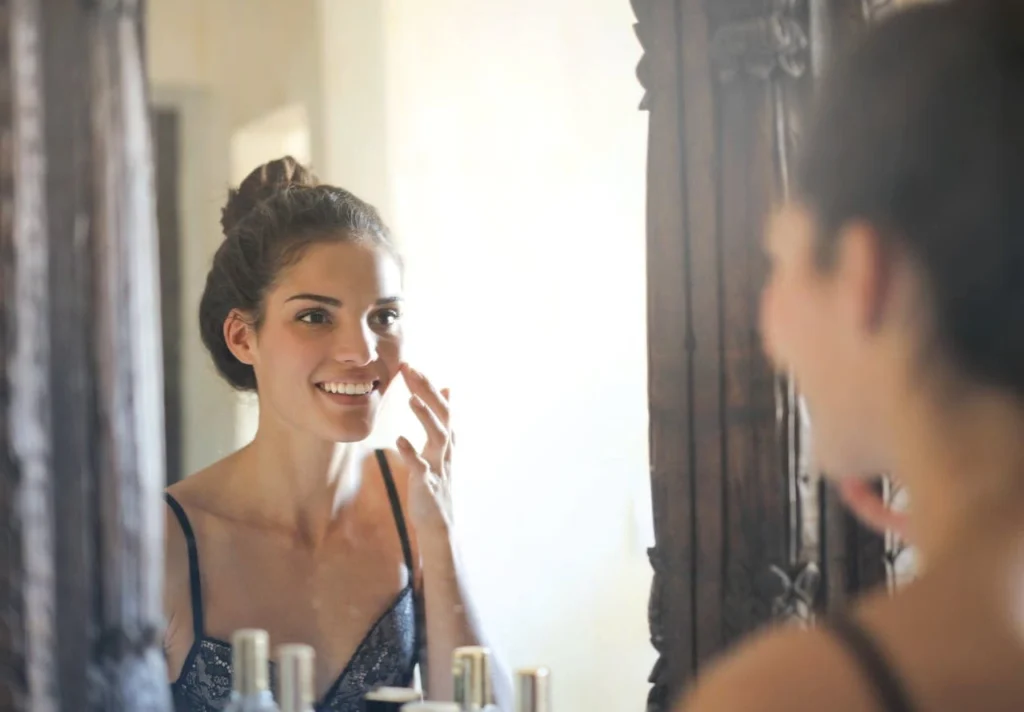 Mulher fazendo skincare