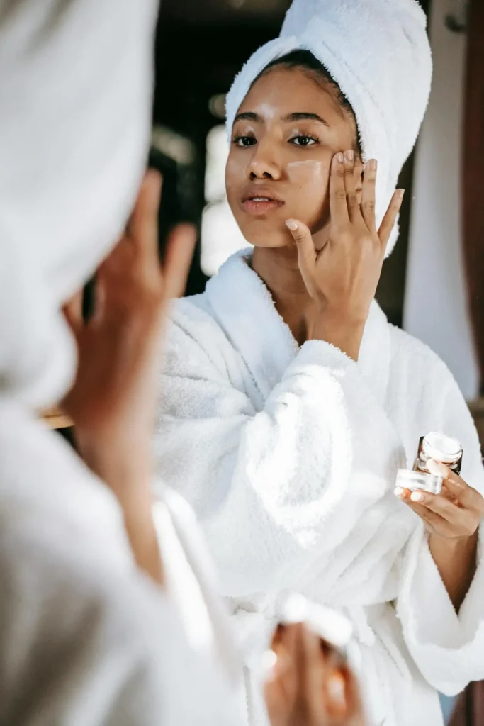 Mulher fazendo skincare