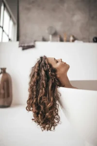 mulher na banheira