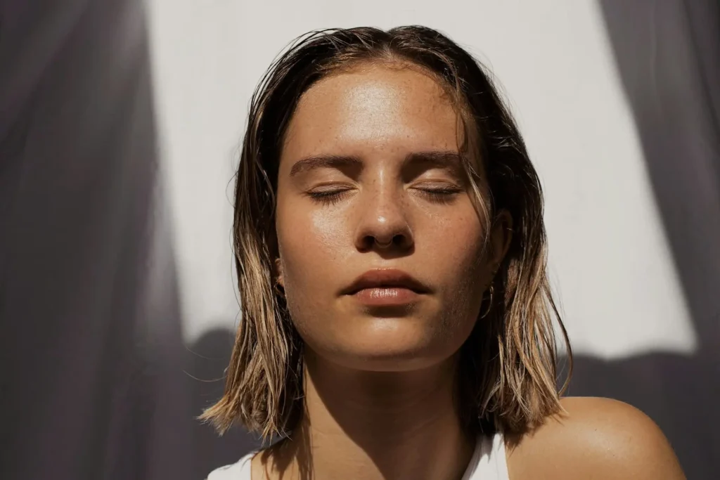 Mulher usando regata branca em retrato natural em Amsterdam