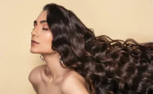 Mulher com os olhos fechados, destacando os cabelos, em retrato artístico de moda