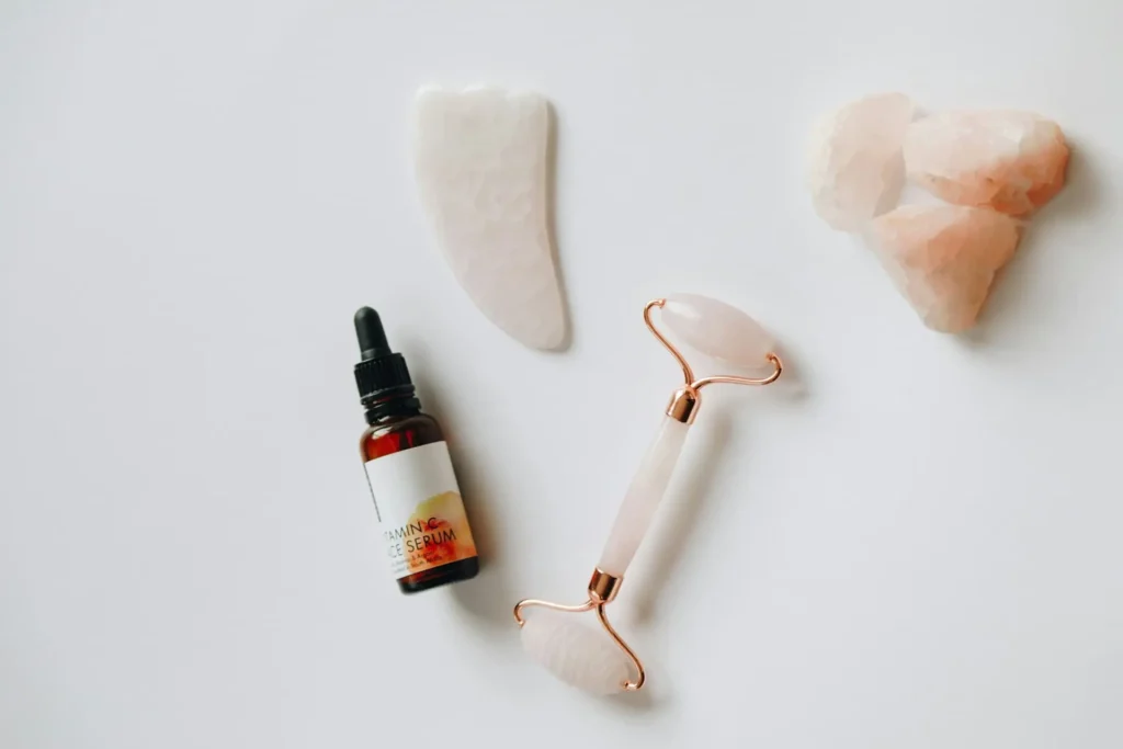 Garrafa de plástico branca e preta ao lado de ornamento em forma de coração, representando produtos usados em uma rotina de skincare e cuidados com a pele.